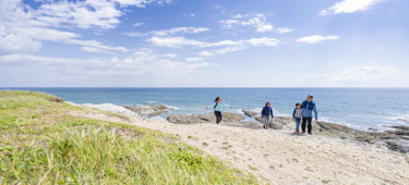 Voyager léger : conseils et check-list pour des vacances d’été sans prise de tête